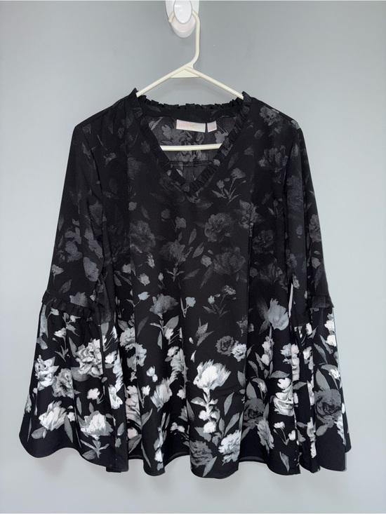 Belle by Kim Gravel Tops - Belle by Kim‎ Gravel Black Gray White Floral V-Neck Bell Sleeve Flowy Top Size M